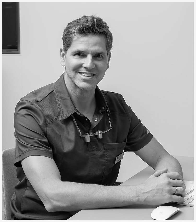 Dr. Xavier Calvo. Especialista periodoncia y cirugía oral-